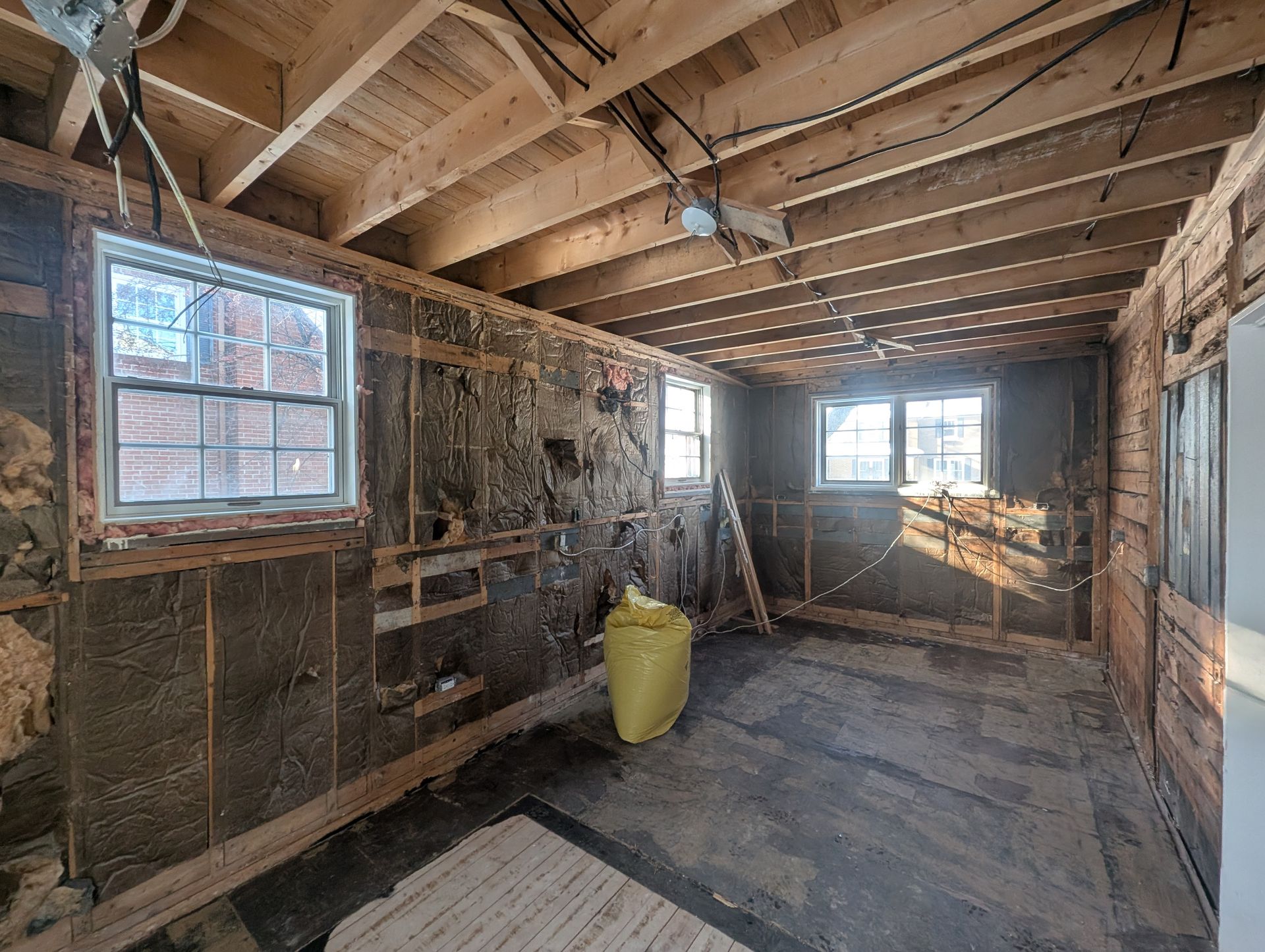 Une pièce vide avec un sac jaune au milieu.