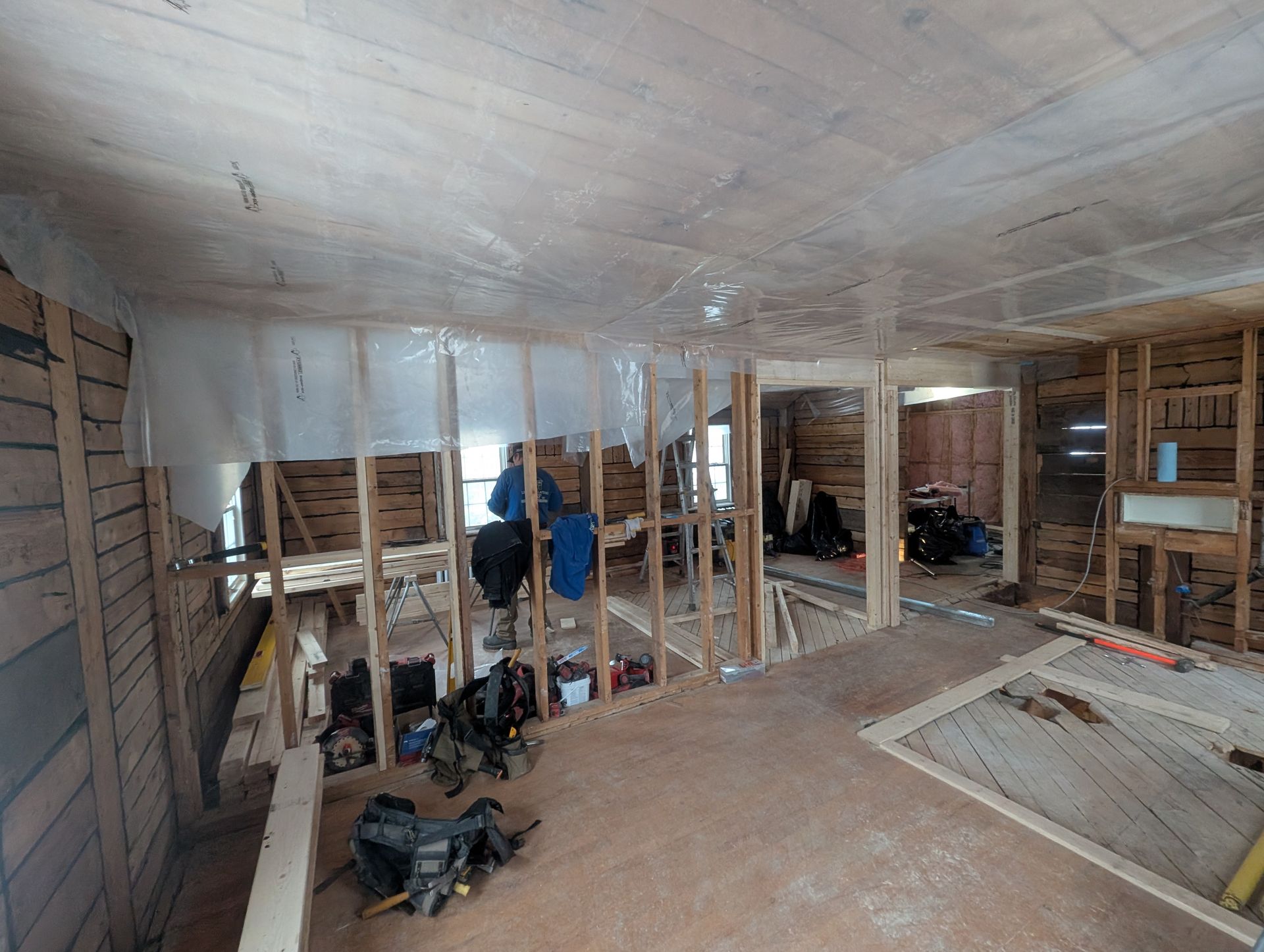 Une pièce avec des murs en bois et un plafond en cours de construction.