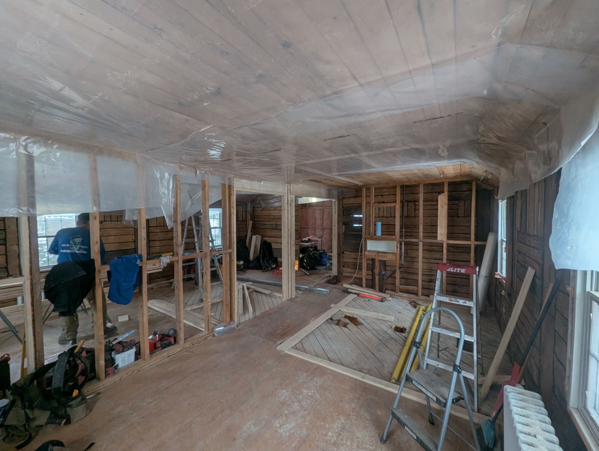 Une pièce avec une échelle et une échelle à l'intérieur est en cours de rénovation.