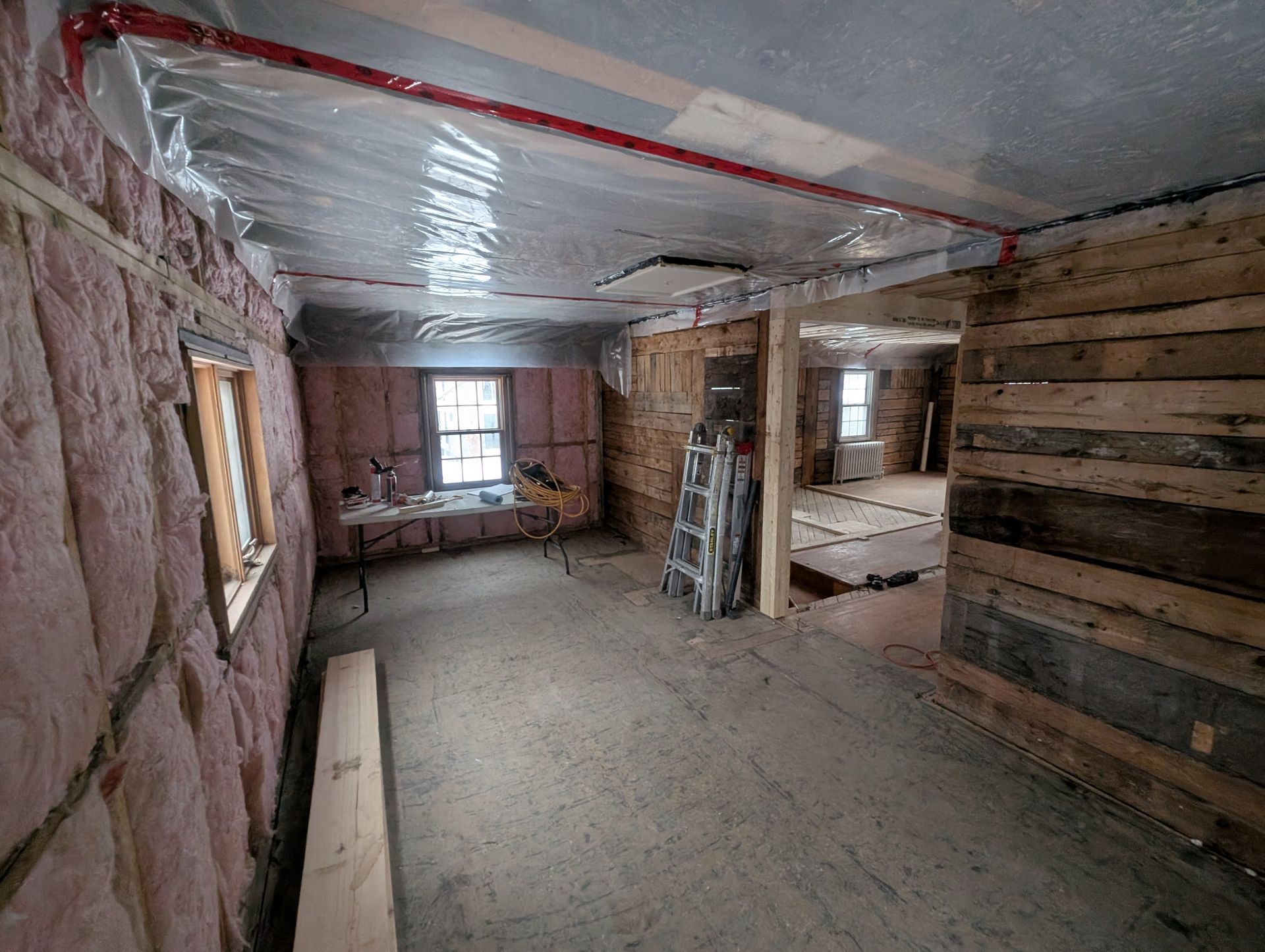 Il y a une échelle au milieu de la pièce.