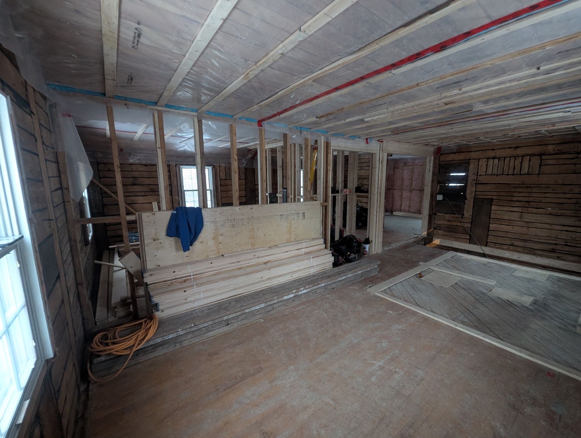 Une pièce dans une maison en cours de rénovation.