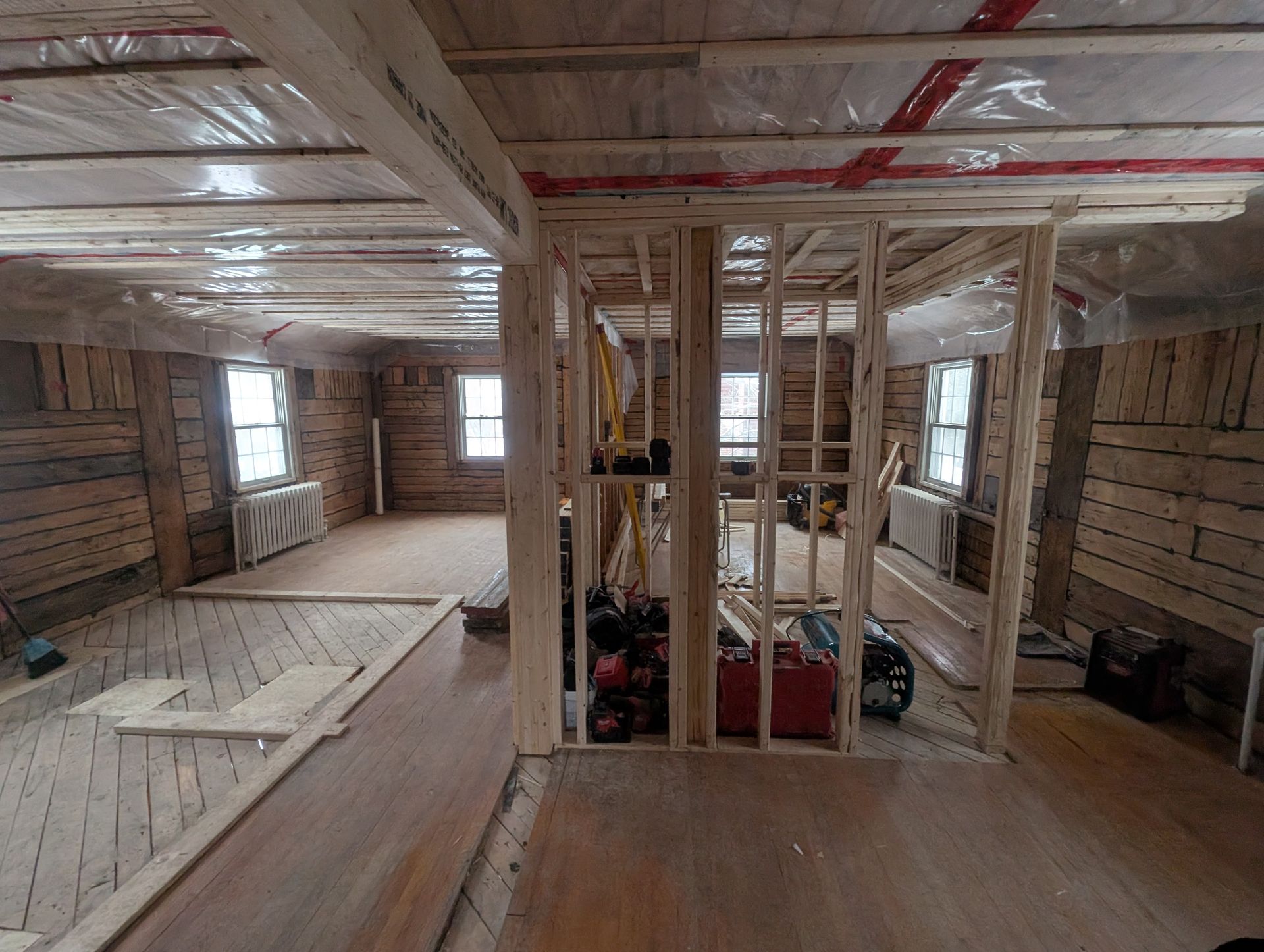 Une pièce qui est en train d'être construite avec beaucoup de bois