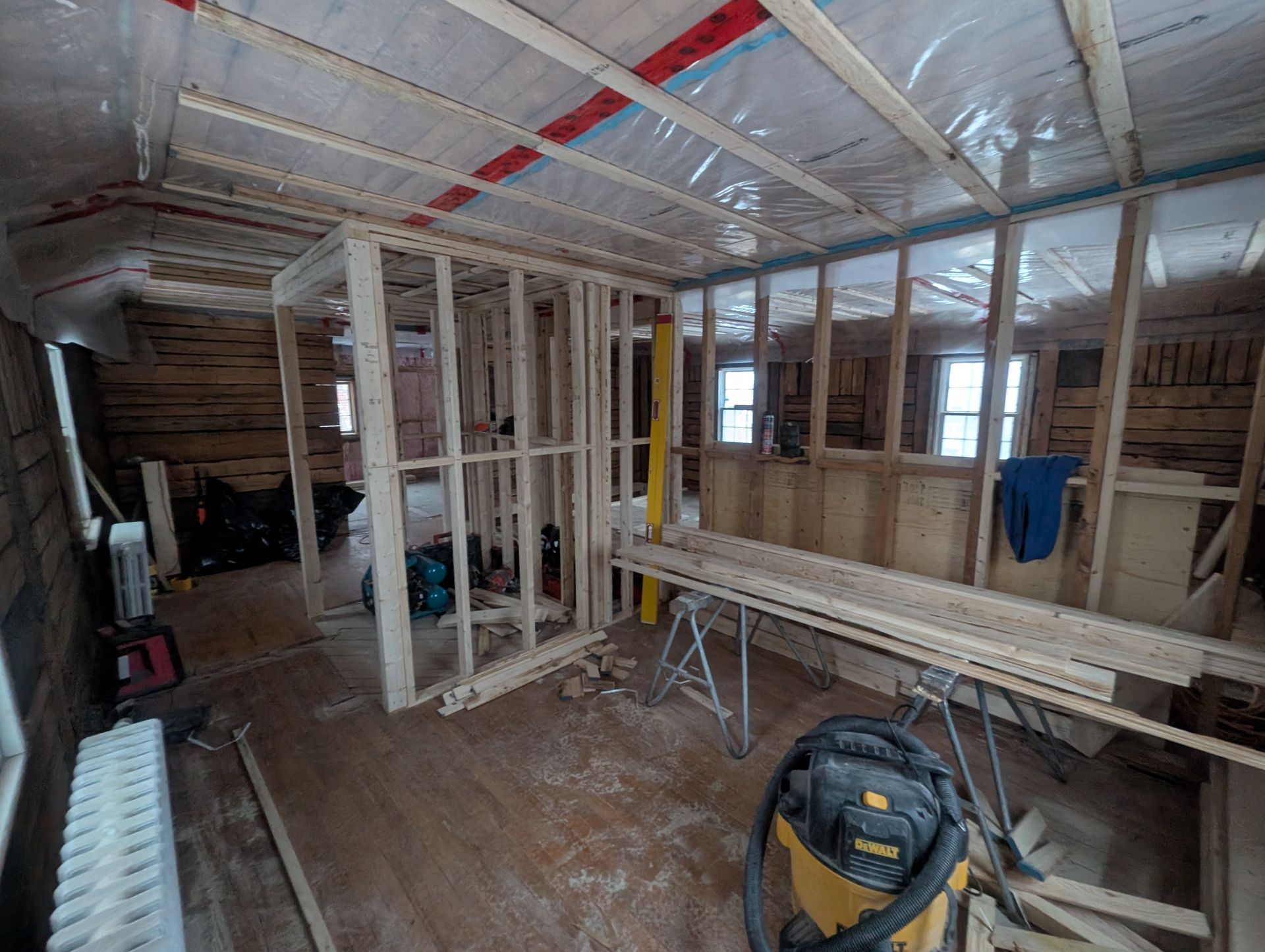 Il y a un aspirateur au milieu de la pièce.