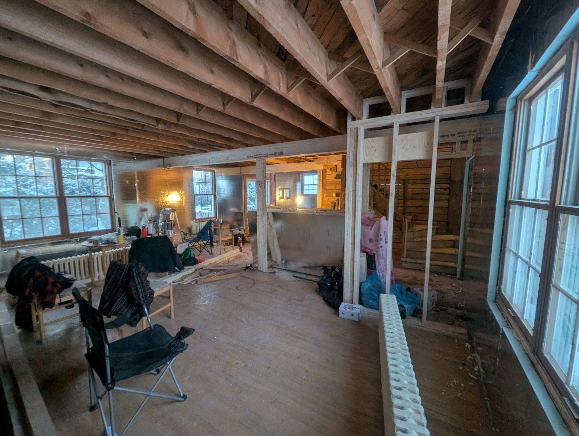 Une grande pièce avec beaucoup de fenêtres en construction.