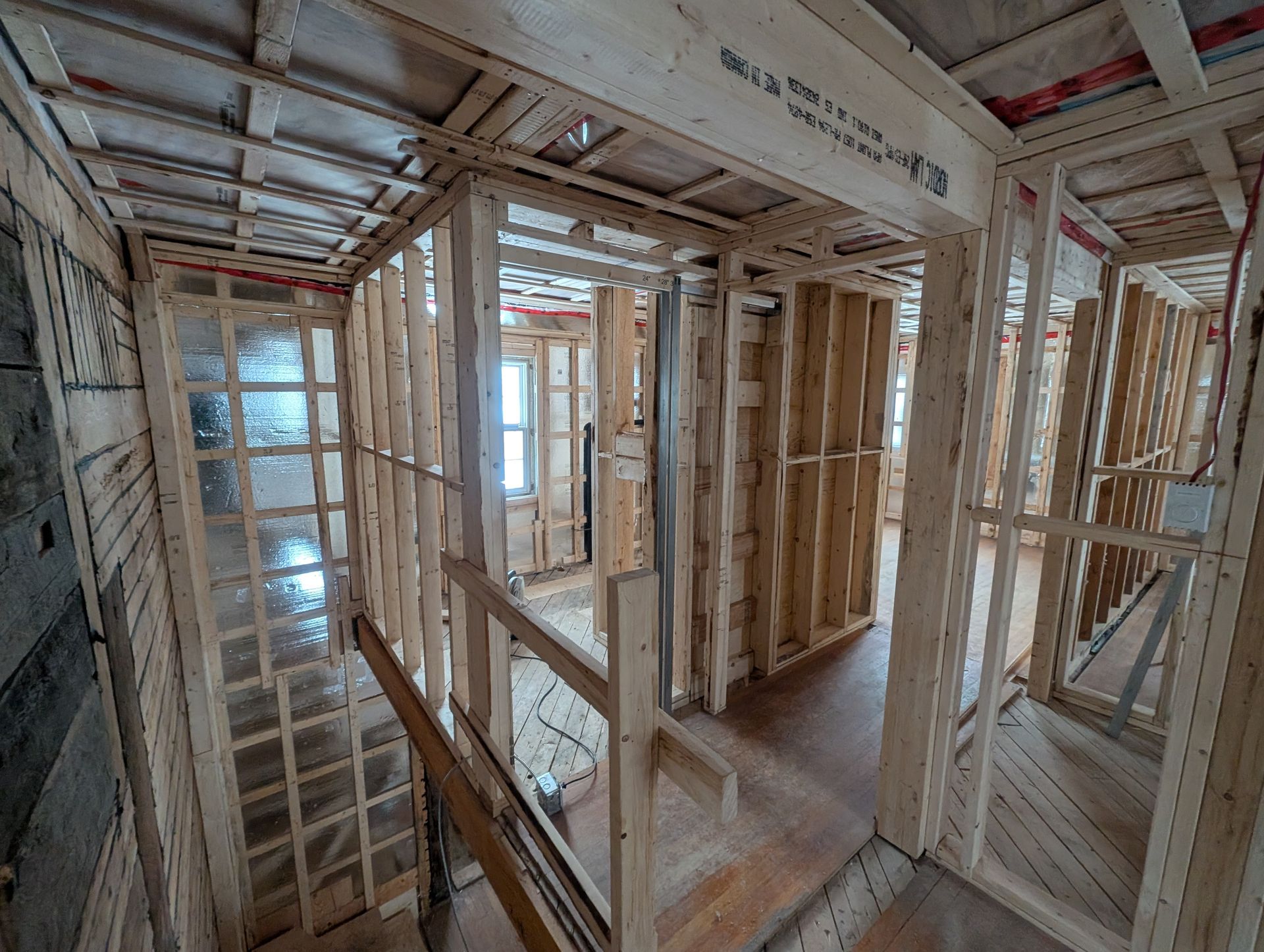 L'intérieur d'un bâtiment en construction avec des ossatures en bois.