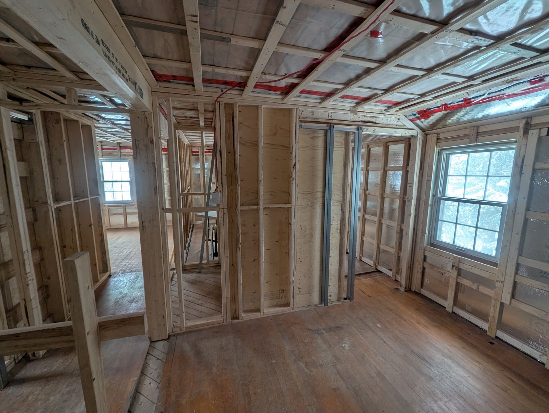Une pièce avec des murs en bois et un plancher en bois en construction.