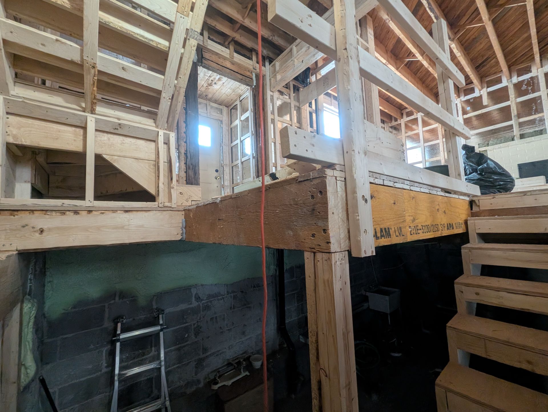 Une échelle est suspendue au plafond d'un bâtiment en construction.