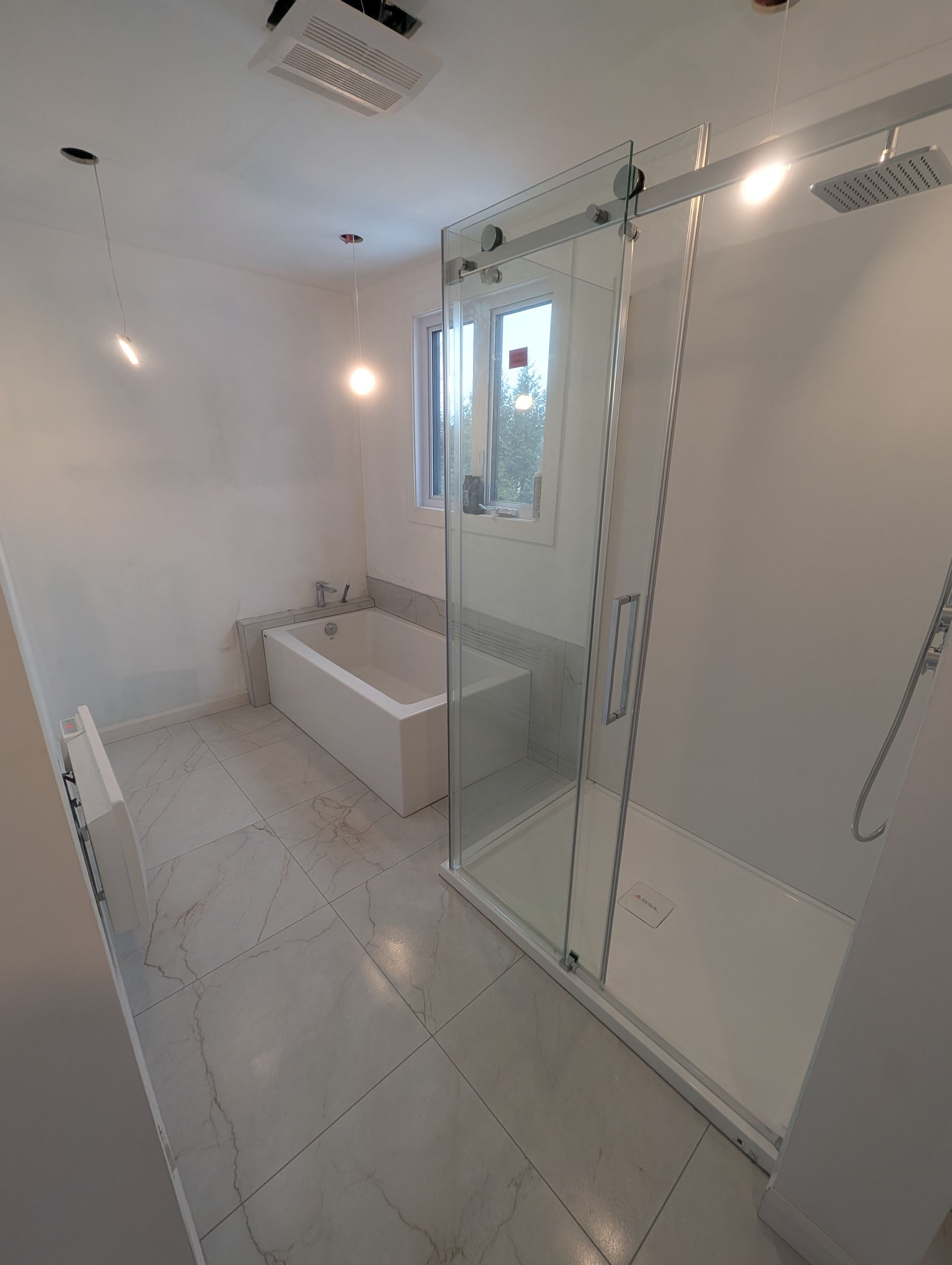 Une salle de bain avec baignoire et cabine de douche.