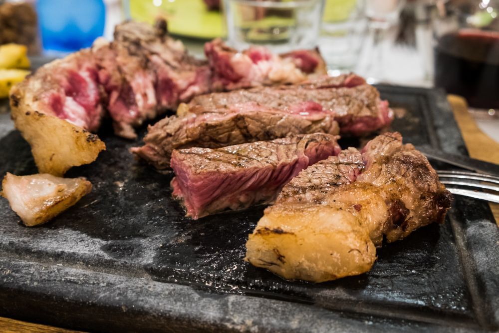 fette di carne alla brace servite in un piatto