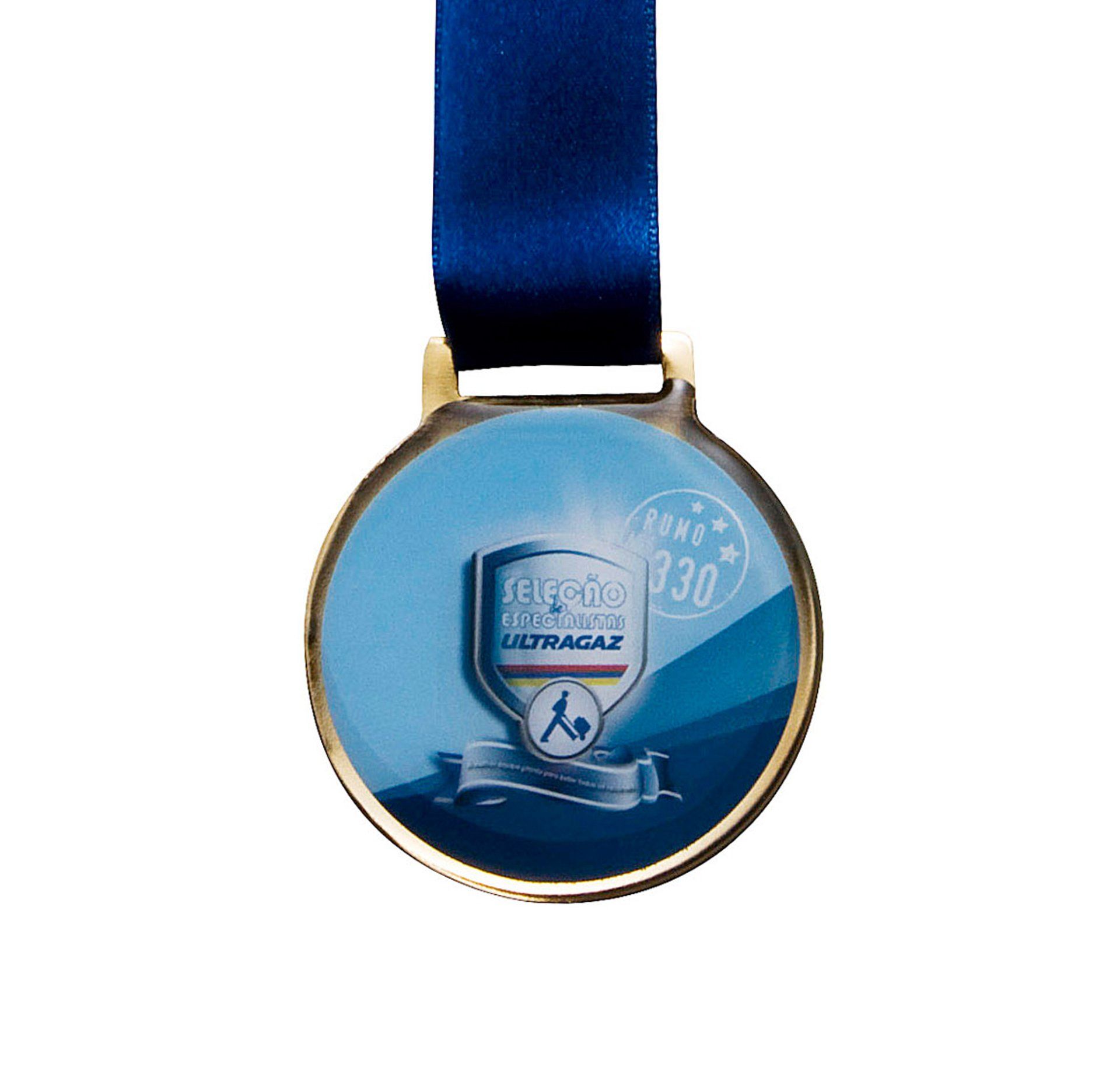 Medalha em metal com aplicação de adesivo
