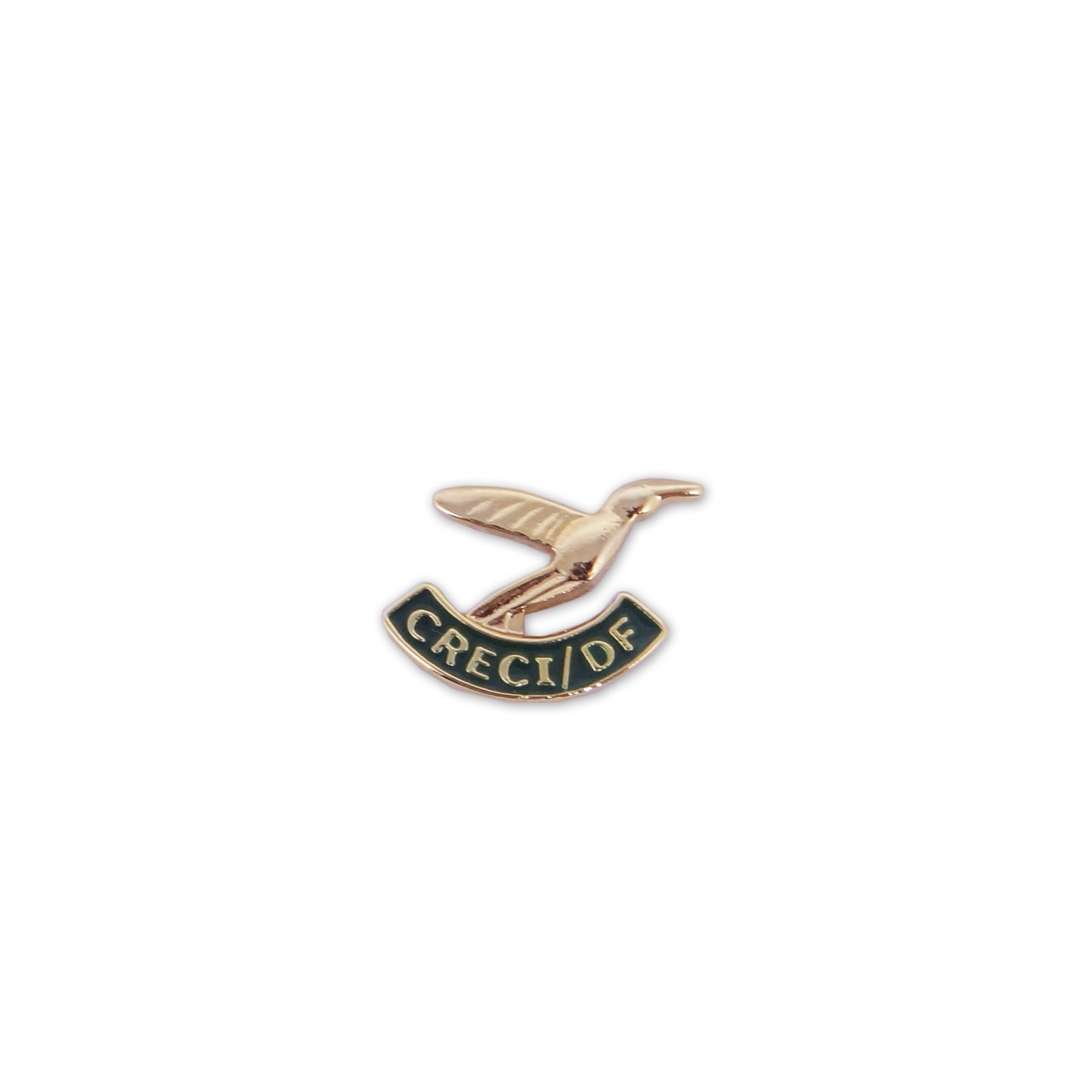 Pin em metal dourado semi-modelado