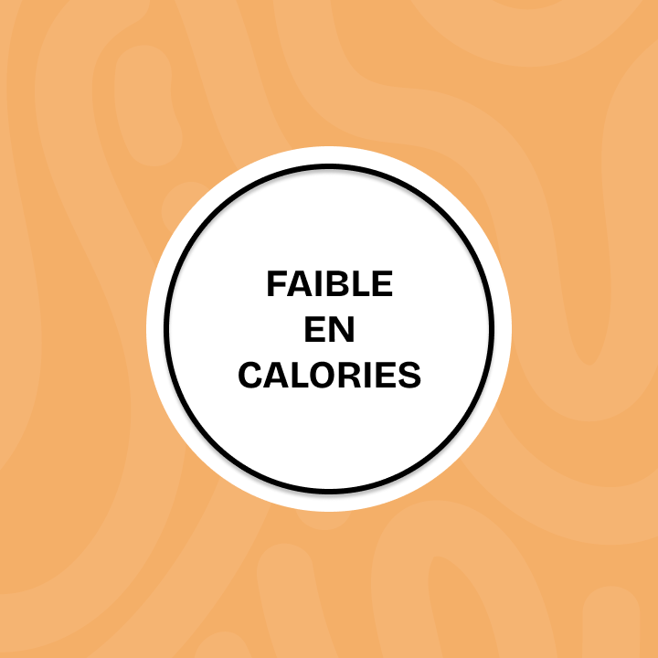 Un cercle blanc bordé de noir contenant le texte noir « FAIBLE EN CALORIES » sur un fond couleur pêche.