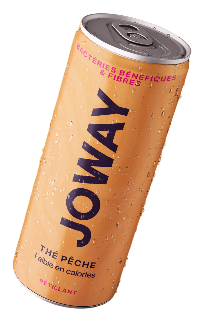 Une canette de thé à la pêche Joway, de couleur orange avec des gouttelettes d'eau, inclinée sur un fond blanc uni.