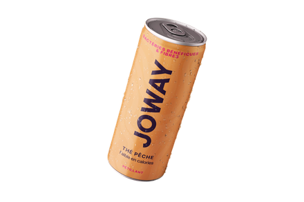 Une canette d'eau pétillante Joway à la pêche, inclinée, avec une étiquette orange clair et des gouttelettes de condensation.