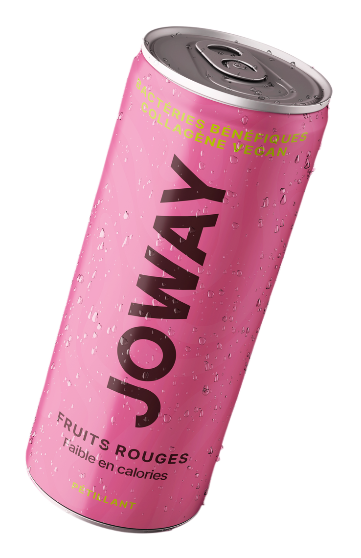 Une canette rose de boisson Joway portant l'inscription « Fruits Rouges », recouverte de gouttelettes d'eau sur fond blanc.