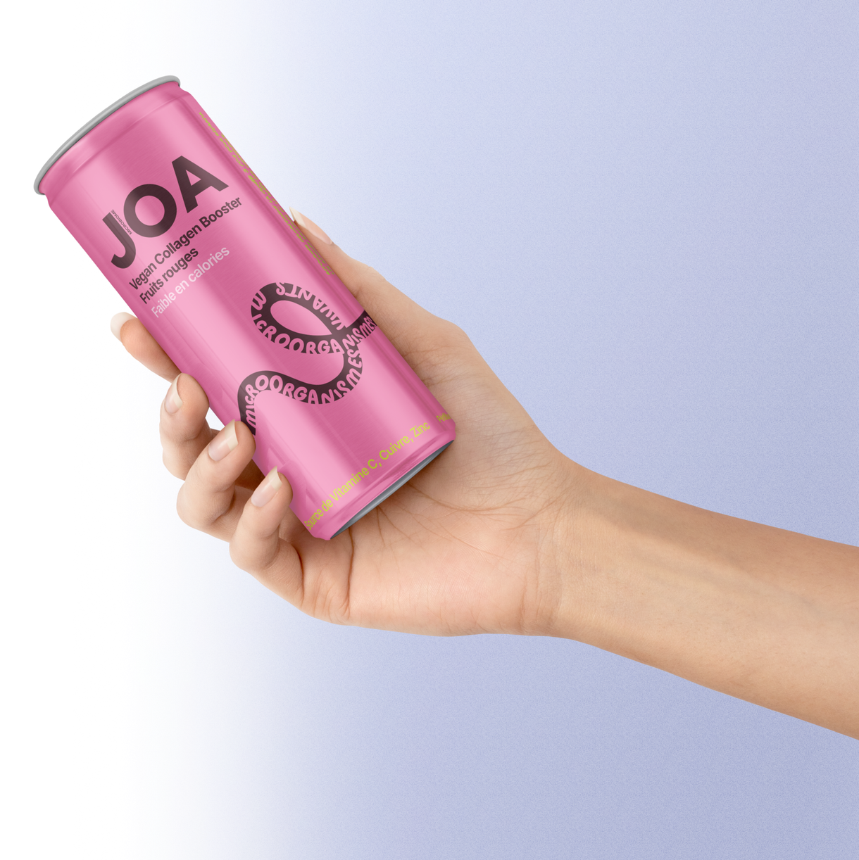 Une main tient une canette rose JOA Fruits Rouges