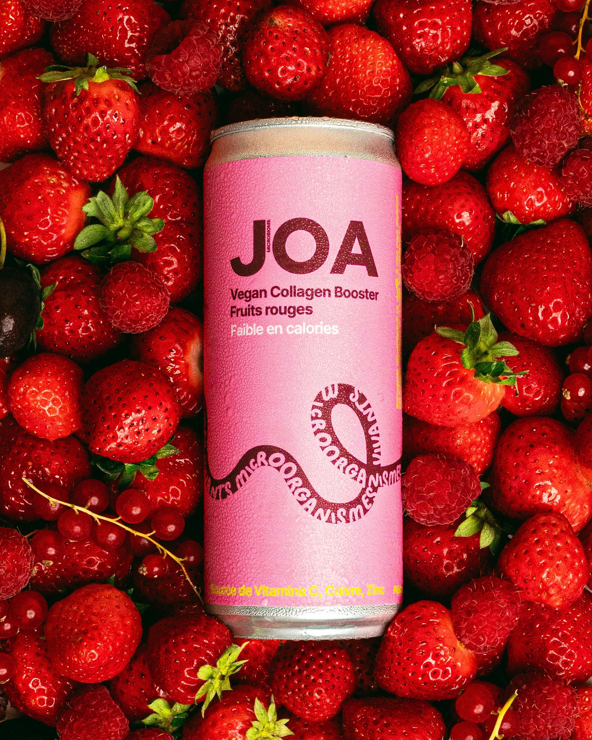 Une canette rose de boisson Joa sur fond rose.