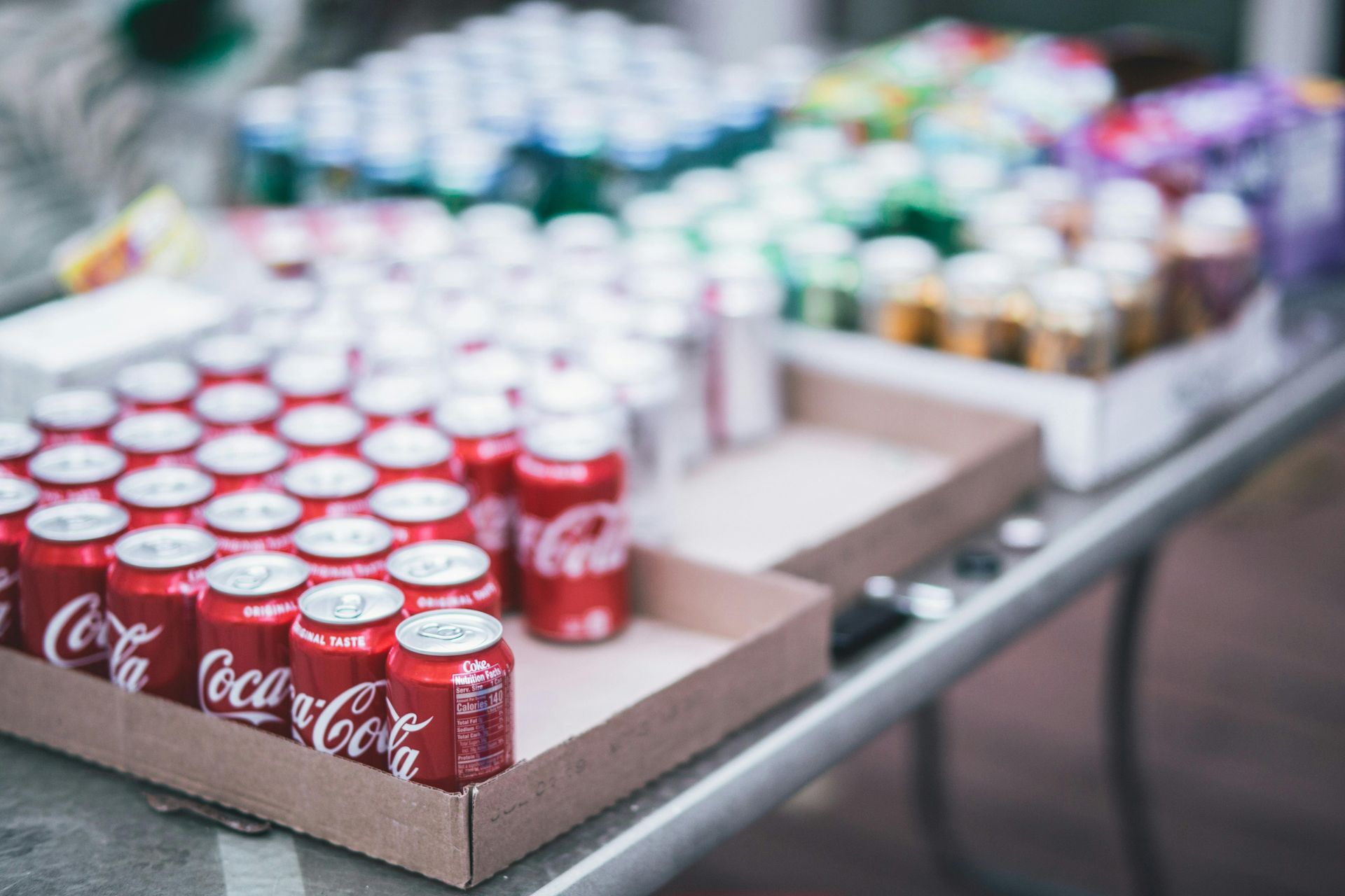 Des packs de sodas posés sur une table.