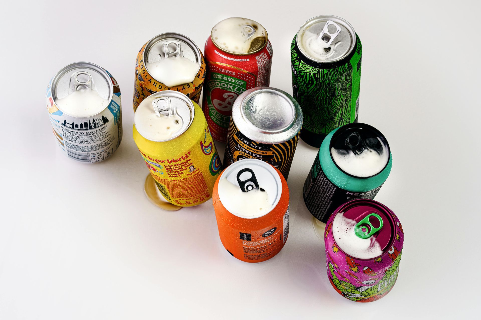Un tas de canettes de soda healthy sont posées sur une table