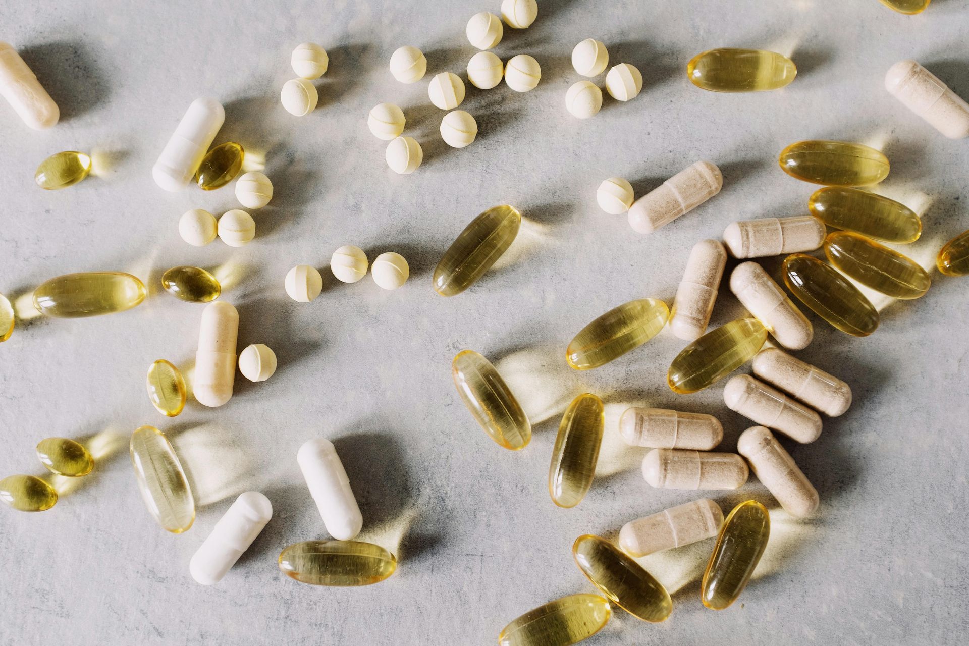 Il existe de nombreux types différents de pilules et de capsules sur la table.