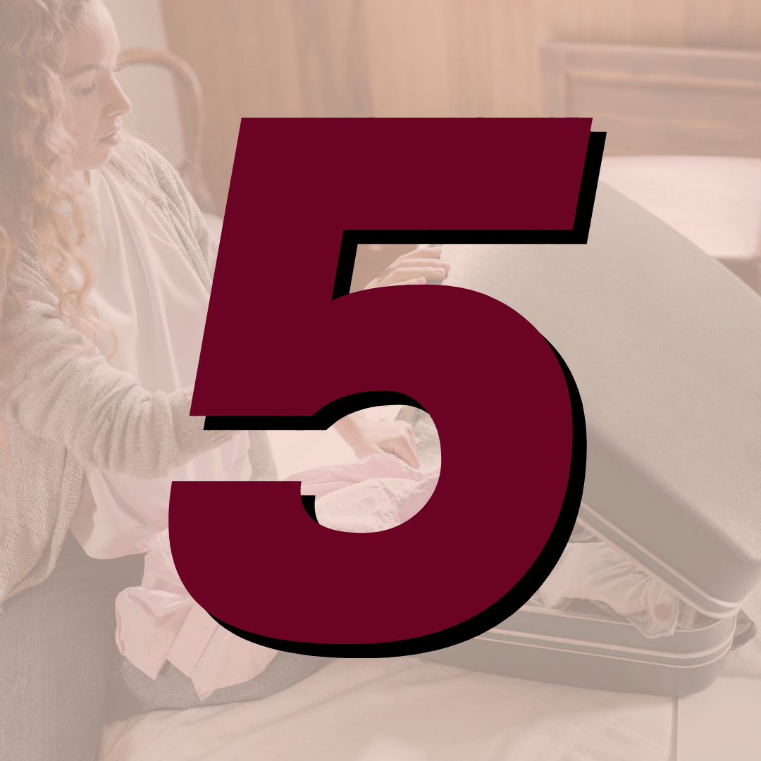 Uma mulher está fazendo uma mala com o número 5 ao fundo