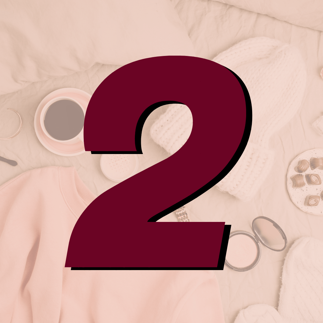 Um número dois vermelho está sentado em cima de uma cama.