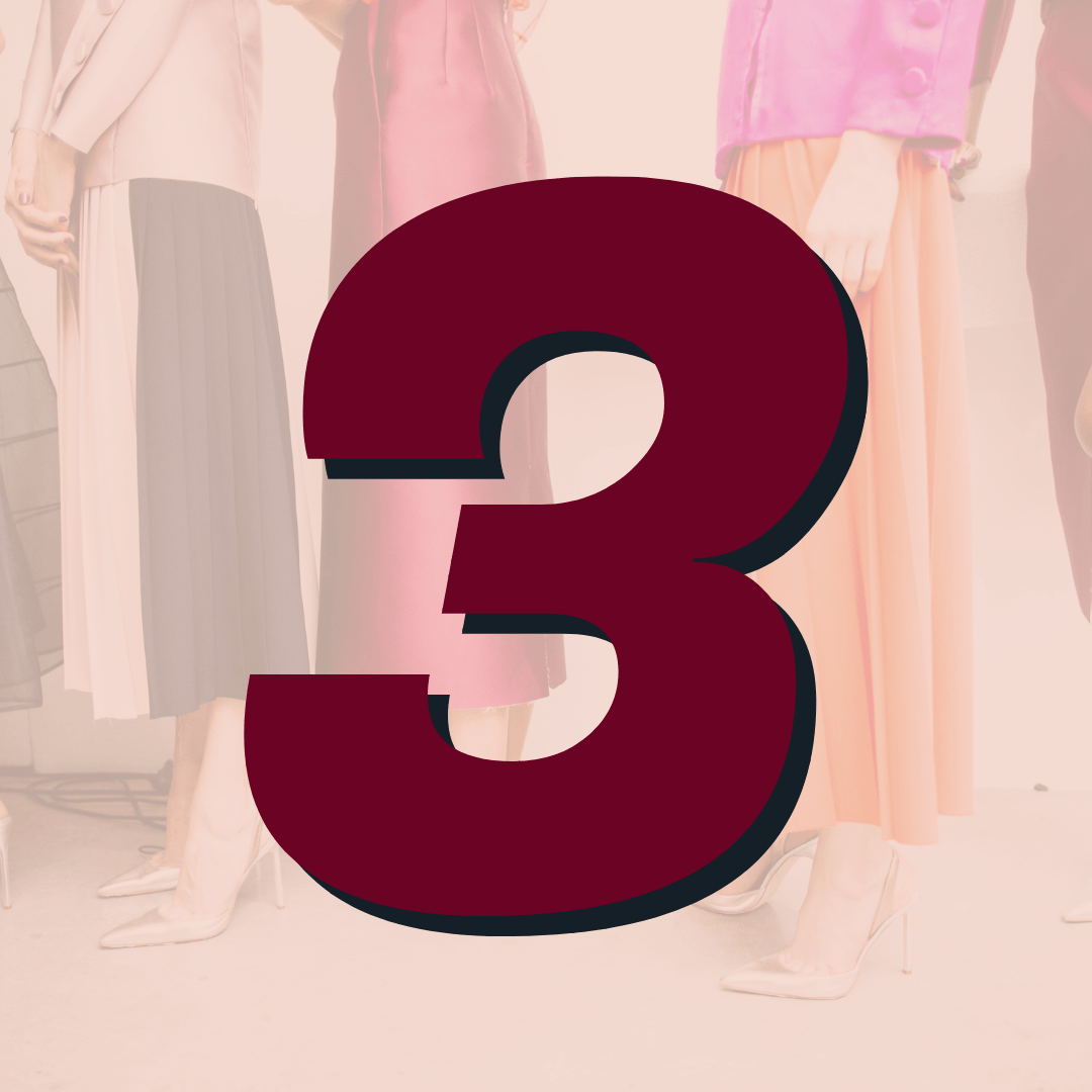 Um grupo de mulheres próximas umas das outras com o número 3 em primeiro plano