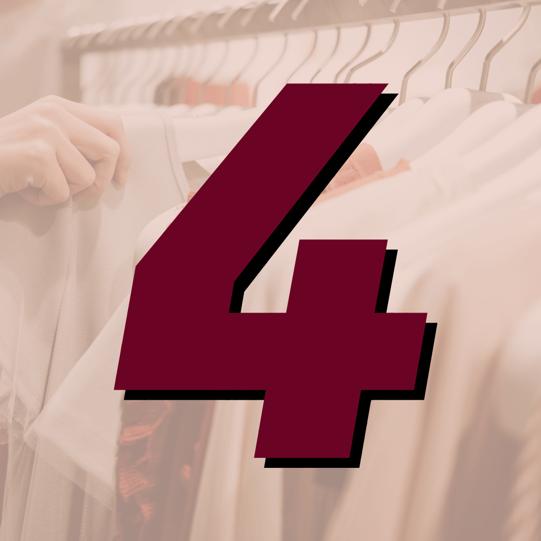 Uma pessoa está segurando uma camisa na frente de um número quatro