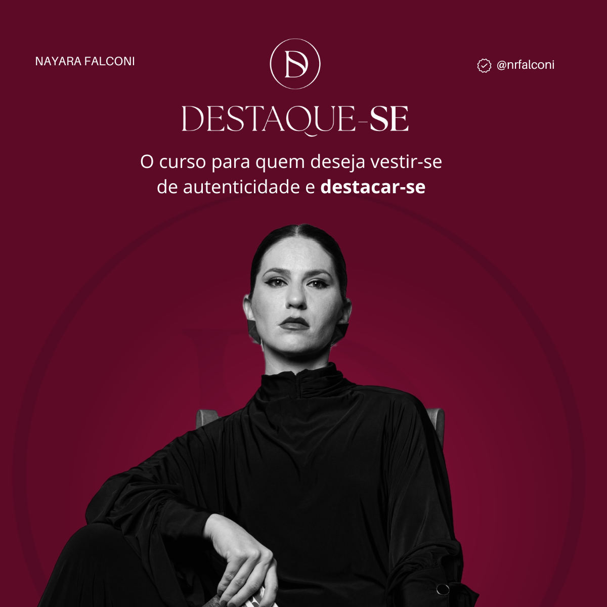 Nayara Falconi de terno roxo está sentada em frente a um fundo com elementos divertidos que utilizamos nesta solução
