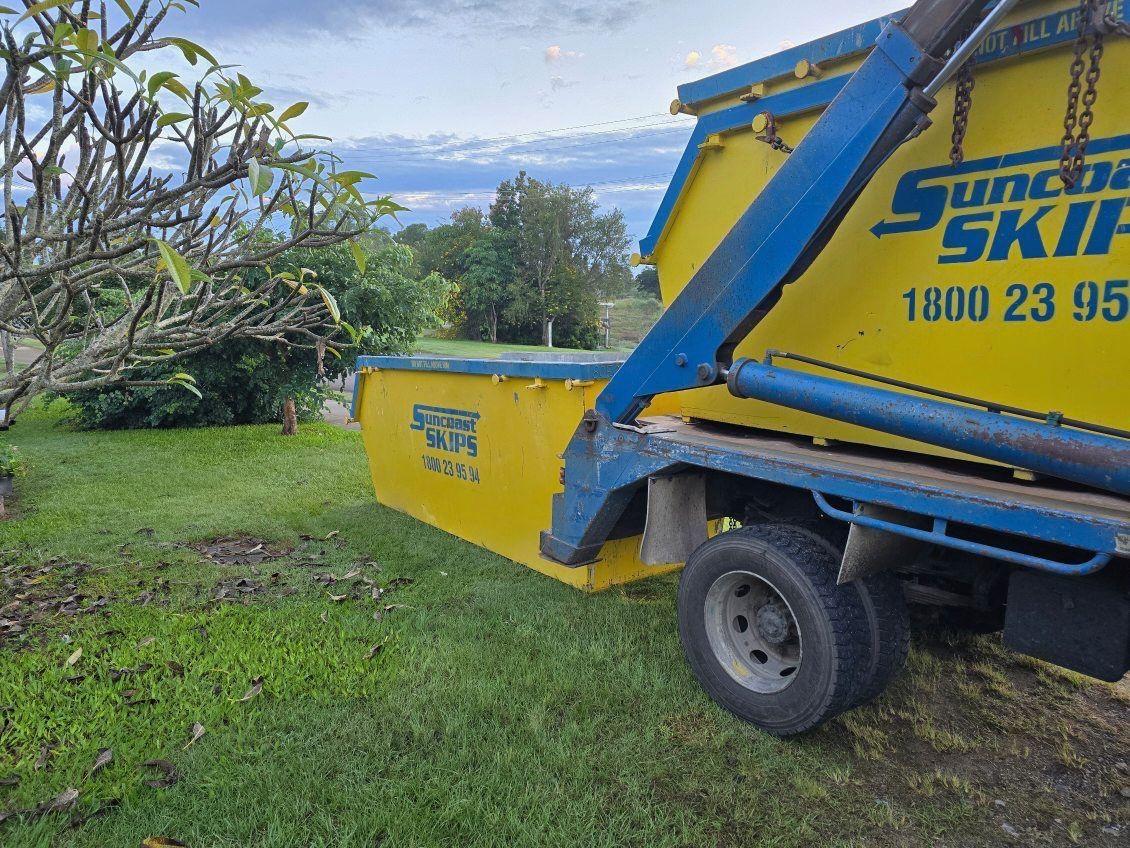 a vehicle carrying a skip bin - Suncoast Skips 