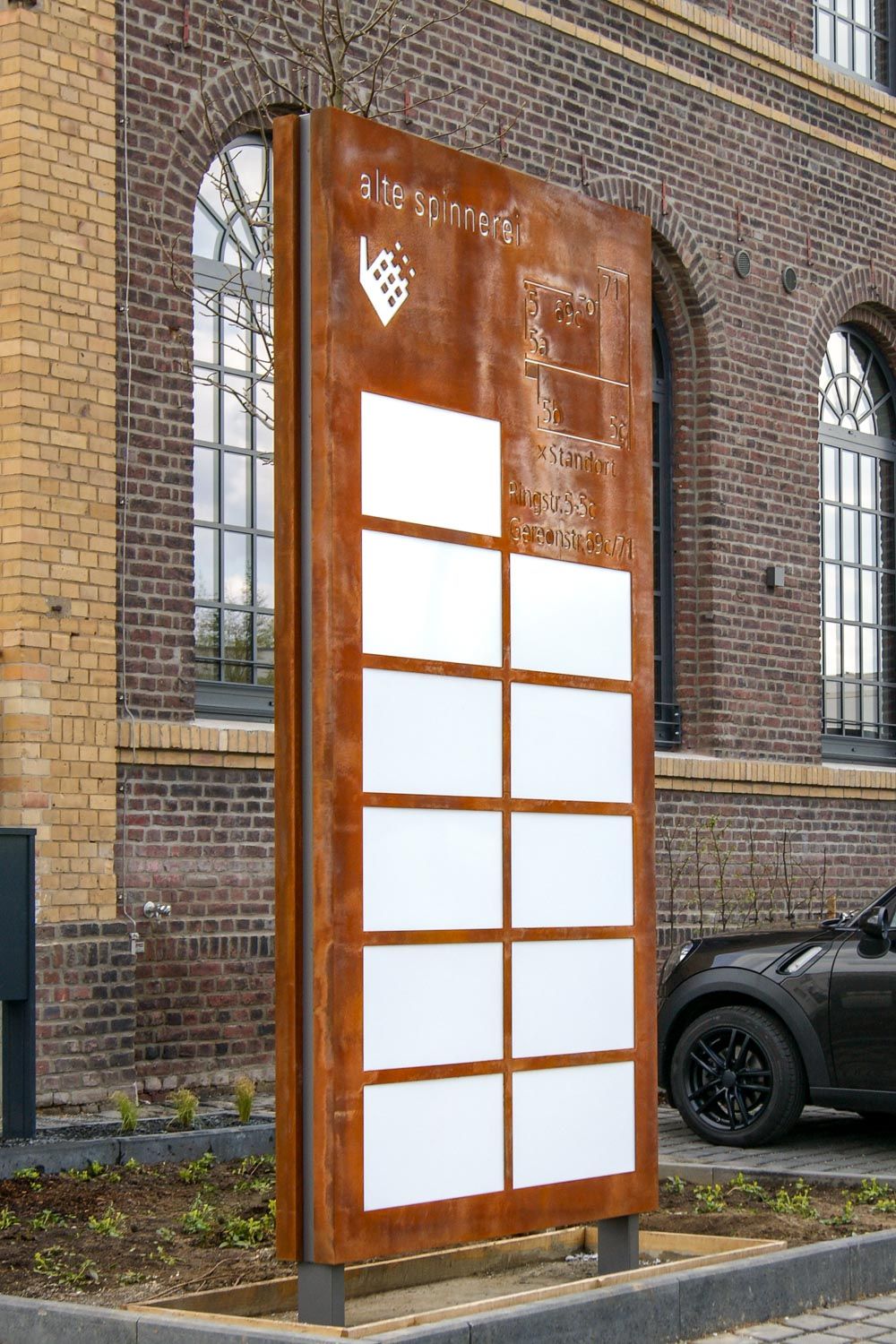 Werbepylon | Rostoptik-Design mit LED beleuchtet