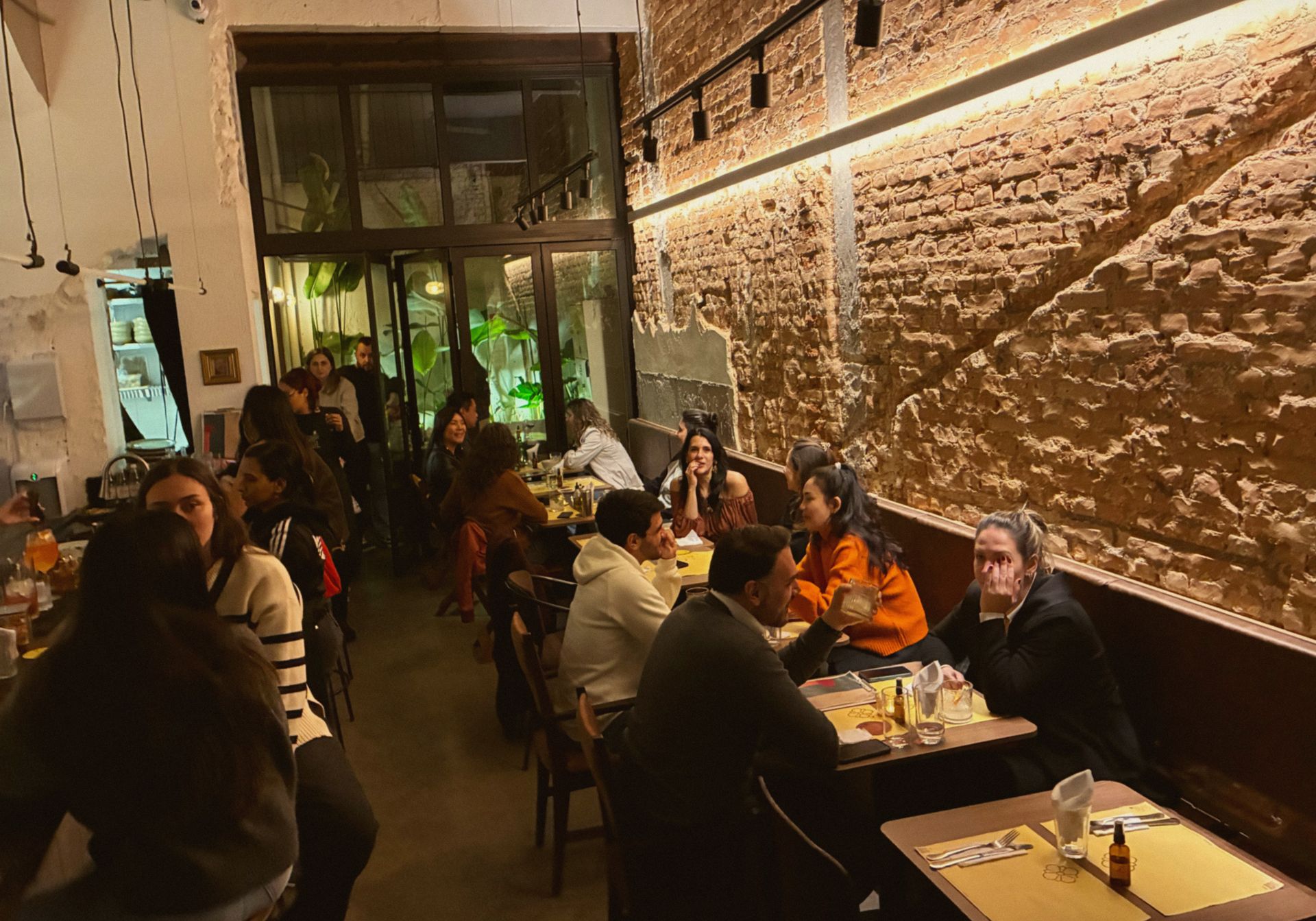 Um homem usando óculos está tocando um violão.