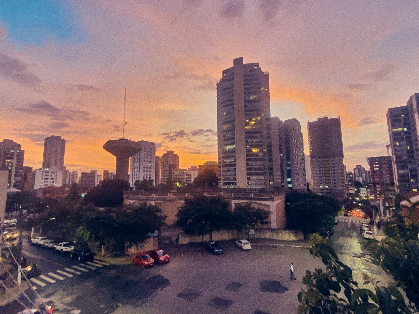Uma foto em preto e branco de um homem segurando um microfone.