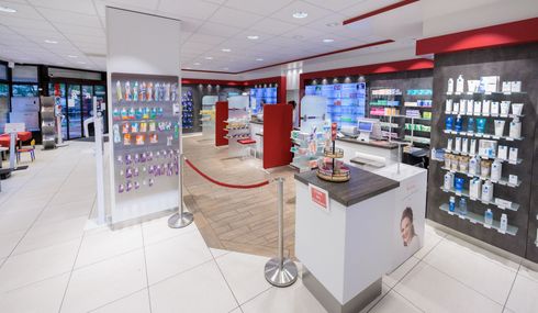 Das Innere einer Apotheke mit einem roten Seil um den Tresen.