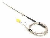 Sonda de termopar con varilla metálica larga y delgada y cable enrollado.