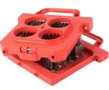 Dispositivo de plástico rojo con cuatro aberturas circulares, con bisagras, posiblemente para preparar alimentos.