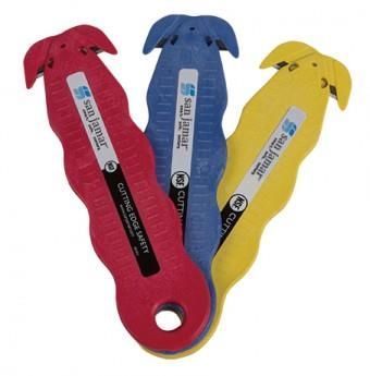 Tres cortadores de seguridad de plástico de colores: rojo, azul y amarillo, con cuchillas curvas y logotipos.
