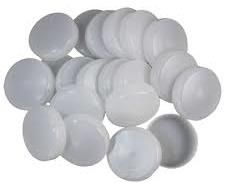 Objetos blancos, redondos y brillantes, similares a bolas de naftalina, apilados unos sobre otros y que reflejan la luz.