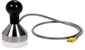 Una sonda de temperatura de mano con mango negro, cuerpo plateado y base blanca, conectada a un cable con un conector amarillo.