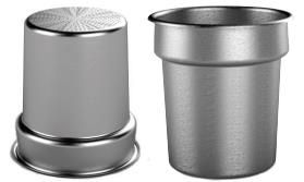 Dos contenedores metálicos, uno con tapa y el otro abierto por arriba.