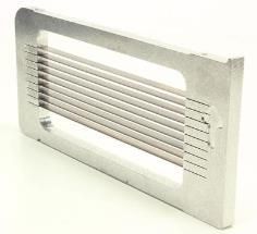 Cortador de verduras plateado con marco rectangular y cuchillas paralelas.