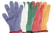 Guantes resistentes a cortes de colores surtidos: azul, blanco, verde, rojo y amarillo, con puños rojos.
