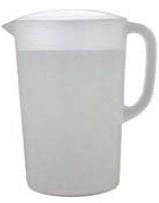 Jarra de plástico blanca llena de líquido, con tapa y asa.