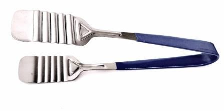 Pinzas para servir plateadas y azules, en ángulo con extremos de agarre texturizados.