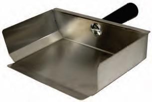 Recogedor de basura de metal con mango negro.