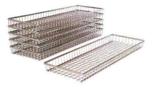 Pila de cestas de malla de alambre de metal; una cesta está separada.