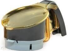 Cenicero de color dorado con tapa; base negra y gris.