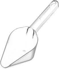 Cuchara para hielo de plástico transparente con mango largo.