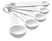 Cucharas medidoras de plástico blanco anidadas entre sí en un anillo.