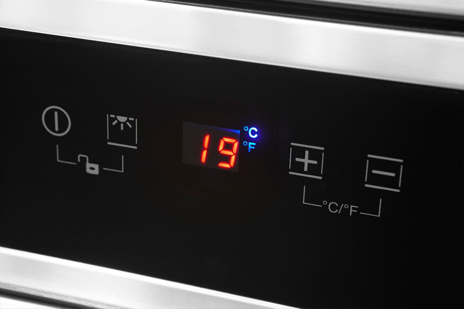 Pantalla digital que muestra 19 grados centígrados con botones de ajuste de temperatura e icono de encendido.